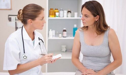 Der Arzt verschreibt eine Behandlung für Krampfadern